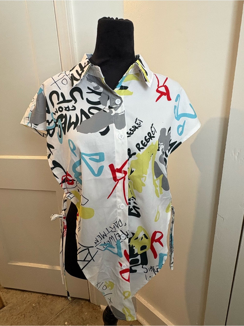 SHEIN White Short-Sleeve Button-Down Shirt with Multicolor Graffiti Print